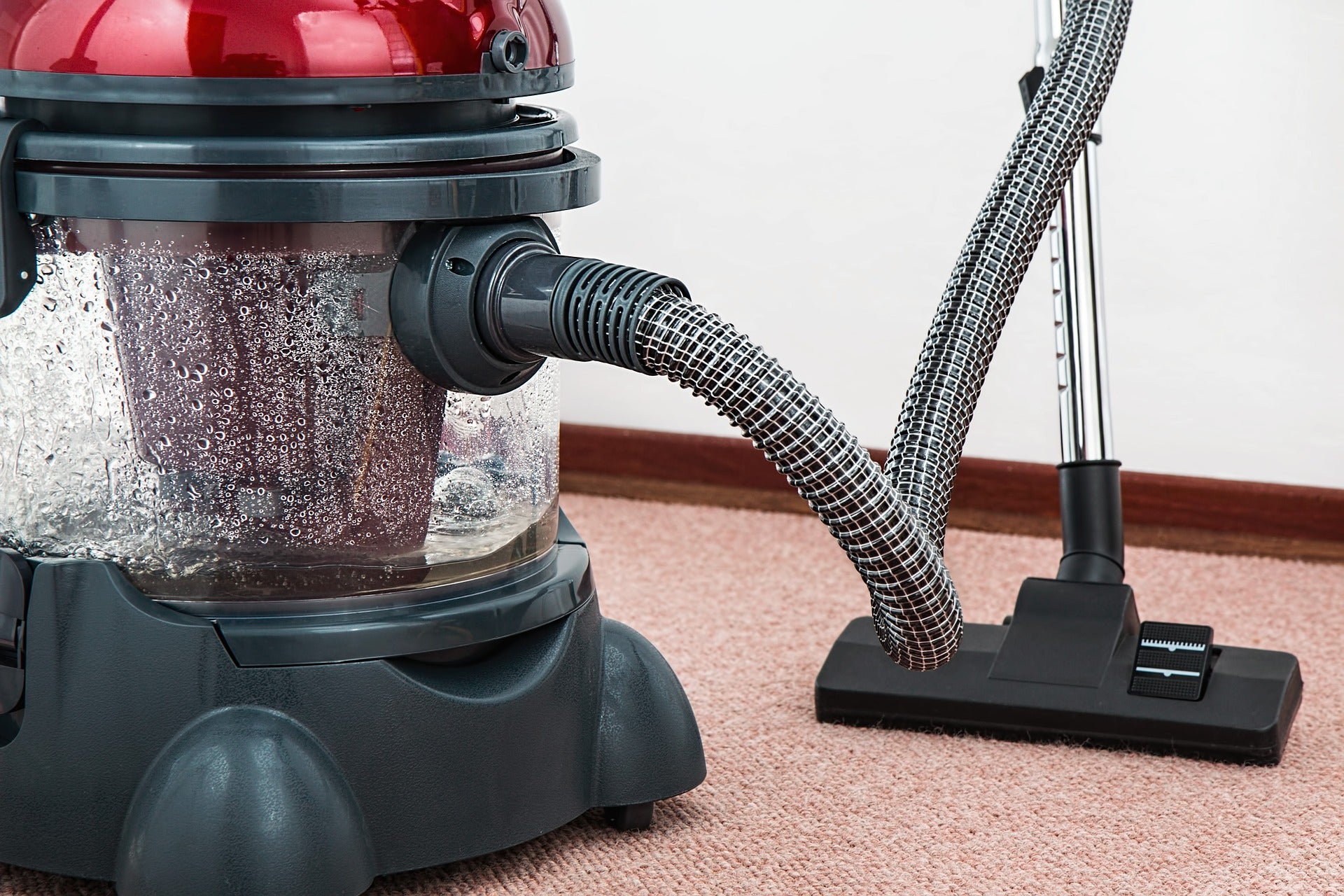 Vacuum cleaner with water filter