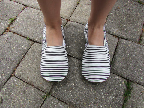 Black and white recycled canvas slippers for mom