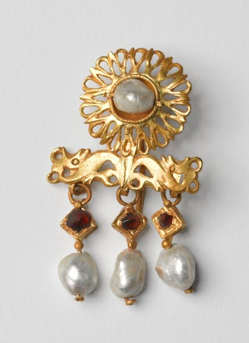 Gold, garnet, and pearl earring, Roman Period 220-250CE