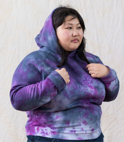 This crop hoodie is perfect for stylish plus size women. The comfortable fit and vibrant purple color will make you feel confident and beautiful.