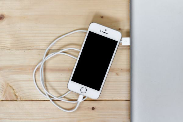 charge the iPhone 12 through the computers USB port