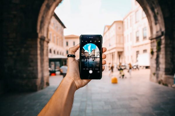 Adjust focus and exposure to take pictures with your phone