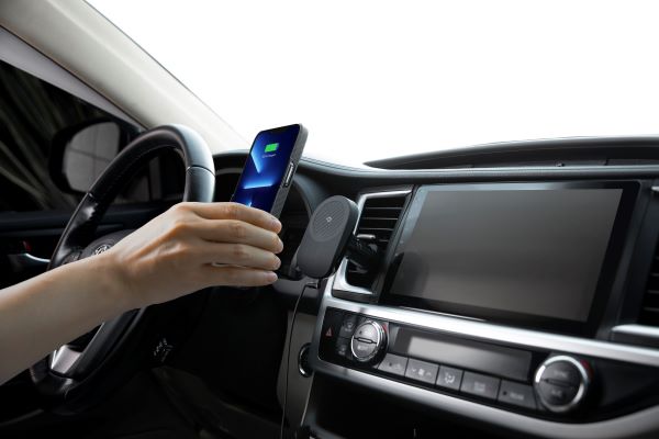 pitaka magnetic car mount and iphone on a magnetic phone case