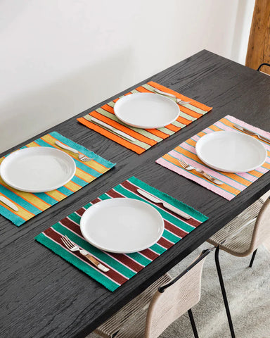 napperons rayés colorés dusen dusen sur table à manger avec assiettes et couverts