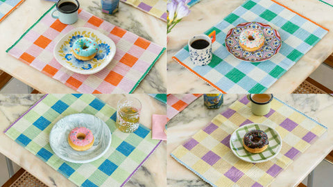 table avec donuts et napperons carrés de couleur