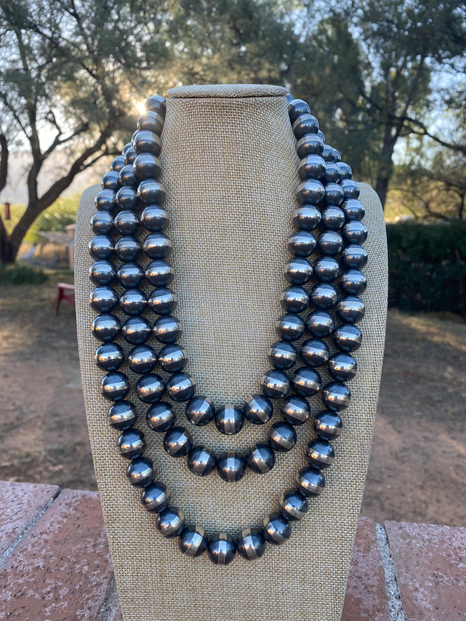 16mm Navajo Pearl Strands – The Howling Coyote