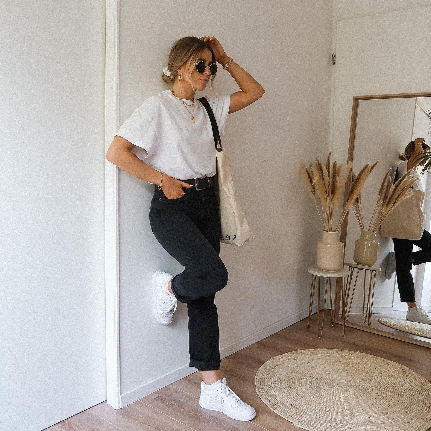 11. Classic Contrast Look (Outfits with Black Jeans)