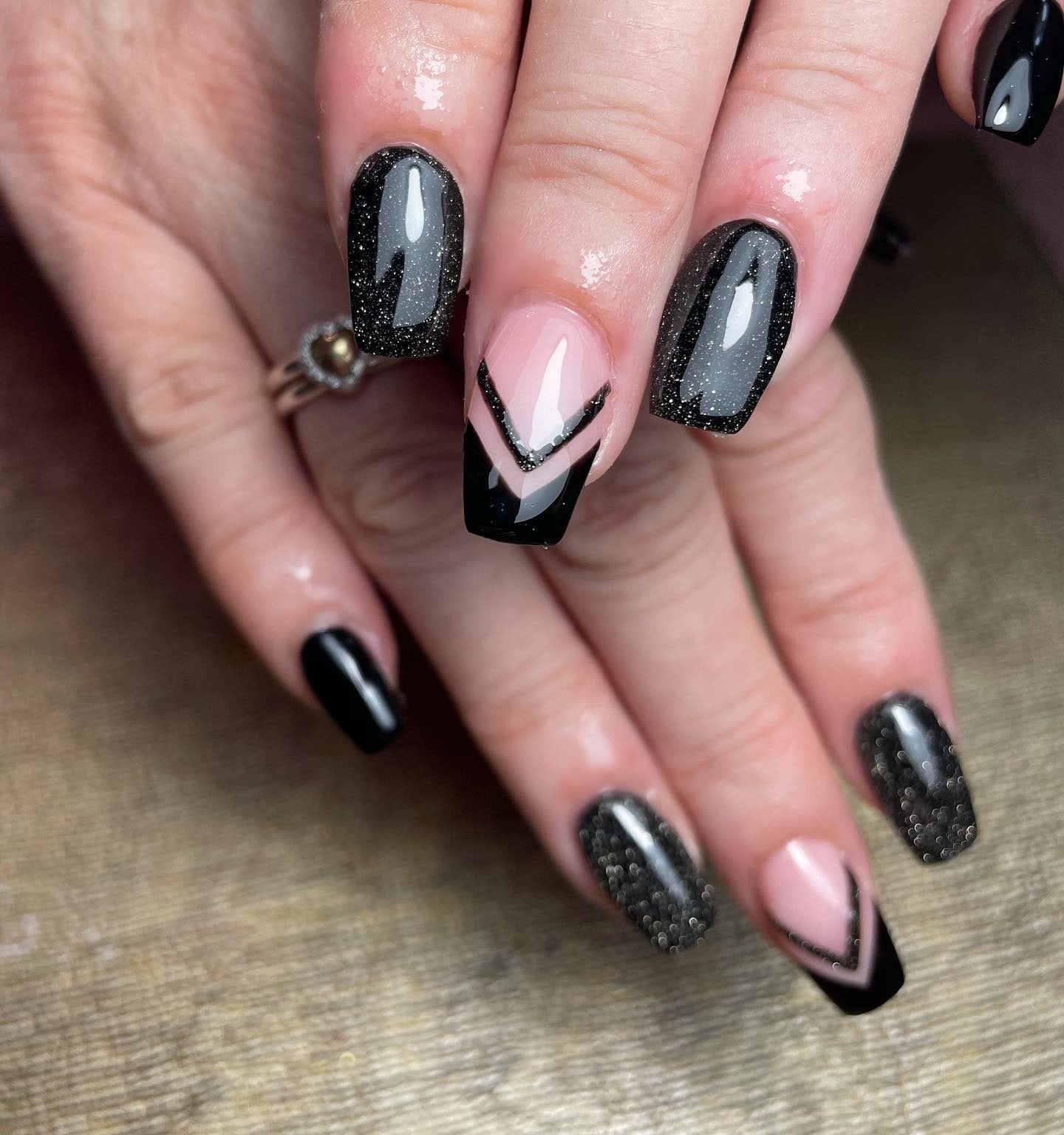 13. Chevron Edge Square Nails (Black Nail Ideas)