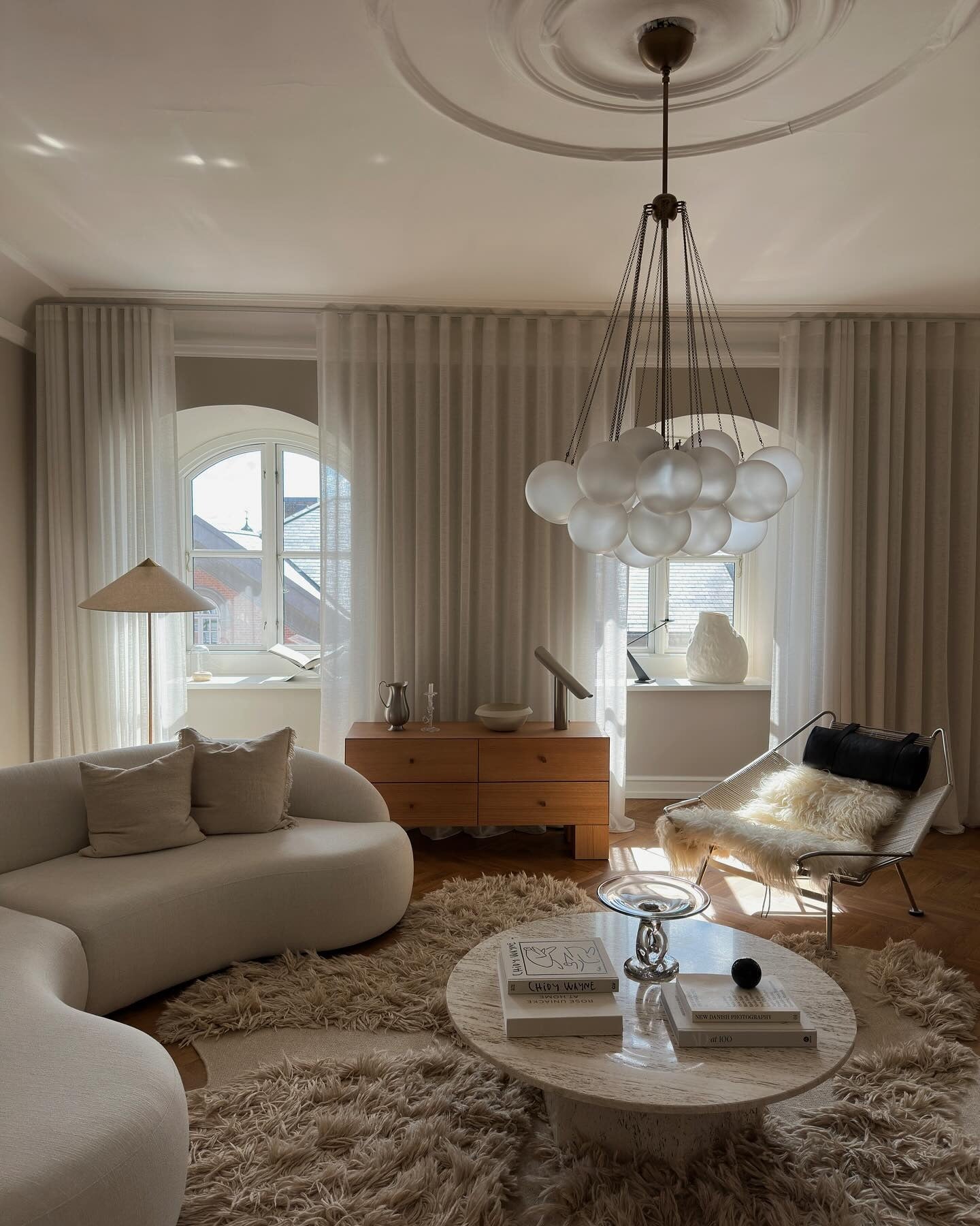 13. Curved Lines and Textured Neutrals (Warm and Cozy Living Room Ideas)
