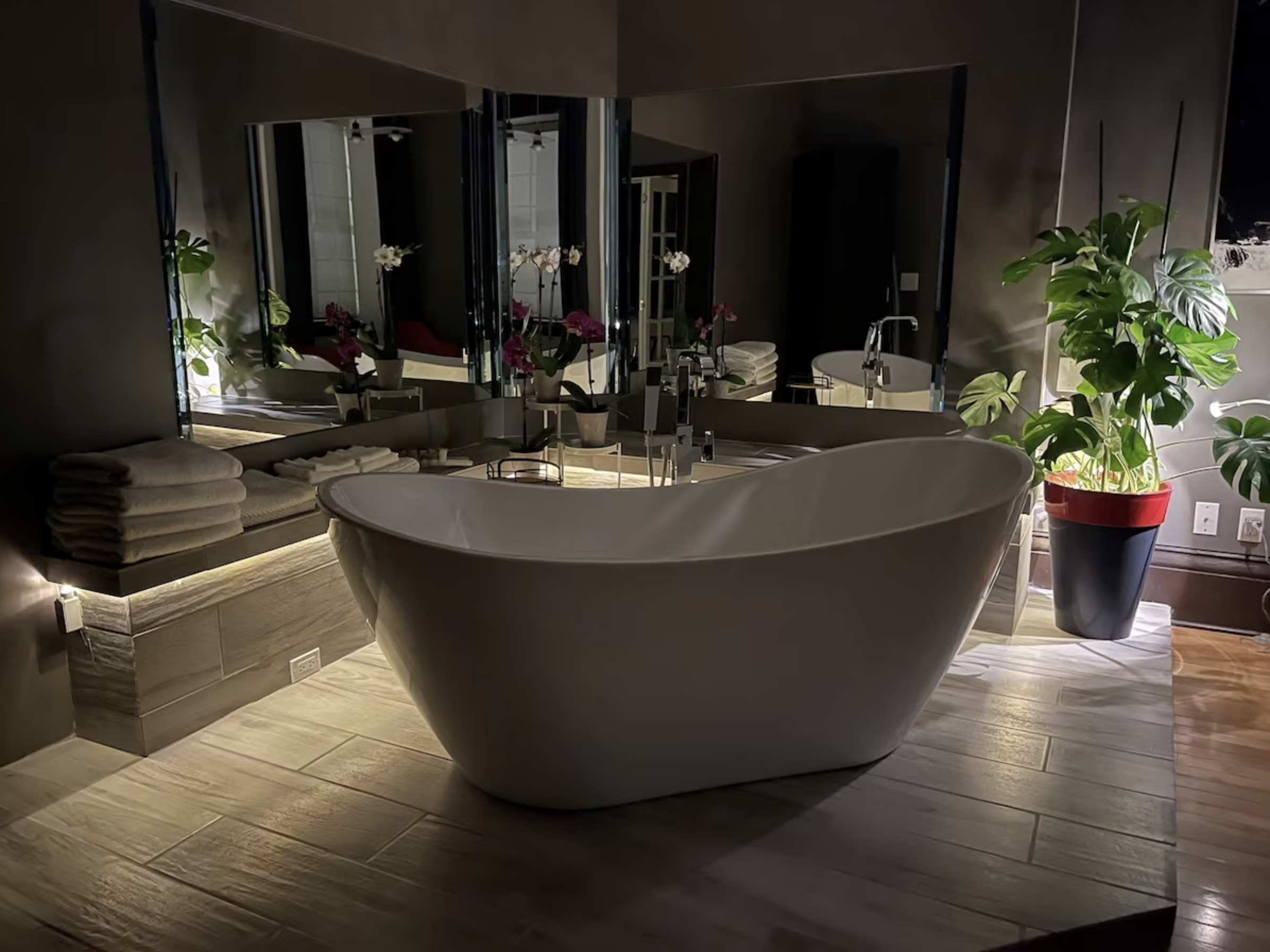 2. Swiss Hotel - Deluxe Room, 1 King Bed | Bathroom