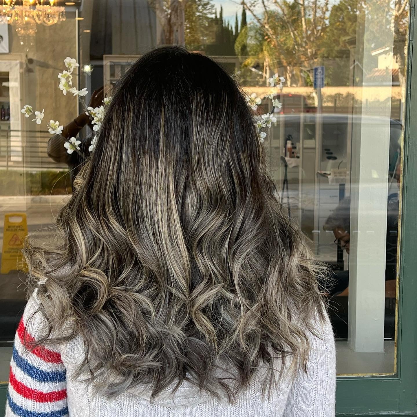 21. Textured Waves with Ash Beige Highlights (Highlights Hair Color)