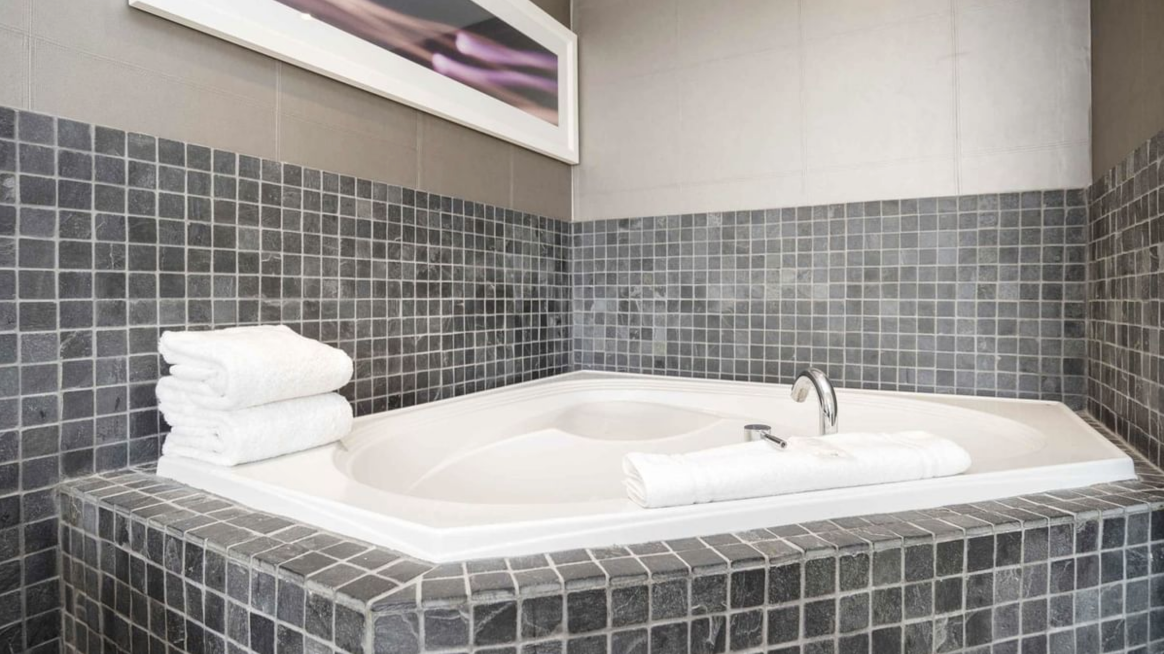 8. Sandman Signature Toronto Airport Hotel - Signature Penthouse Jacuzzi King Suite with Sofa Bed, Kitchen