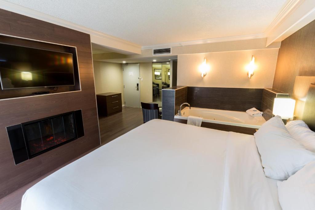 Holiday Inn Express Edmonton Downtown - King Suite with Spa Bath