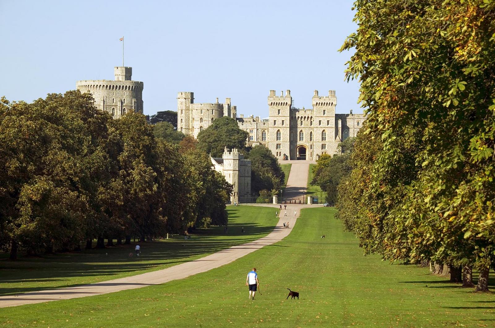 picnic spots for a queens jubilee picnic image shows windsor castle with parkland and drive leading to it