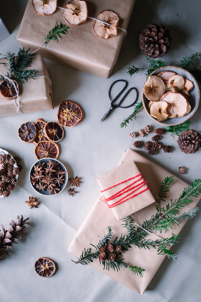 brown paper christmas gift wrap ideas with natural decorations