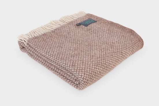 https://cdn.shopify.com/s/files/1/1039/6624/products/Signature_Mushroom_Brown_Herringbone_Throw-The_British_Blanket_Company-withshadow_550x825.jpg?v=1635244611