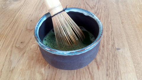 Matcha Zubereitung-Matcha mit Besen aufschlagen