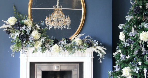 Amaranthine Blooms UK에서 구입하는 인조 크리스마스 꽃과 은백색과 파란색의 인공 크리스마스 꽃꽂이, 인조 크리스마스 꽃, 크리스마스 및 인공 크리스마스 부케