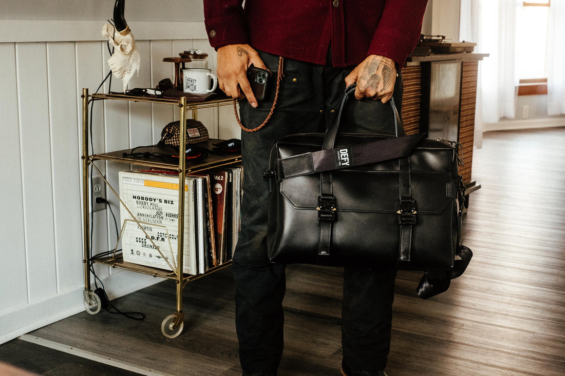 大人気商品 ブリーフケース defender bag cobra DEFY - ボディーバッグ