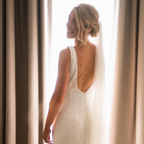 Backless wedding dress 