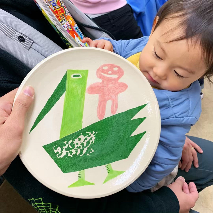 Cute baby plate by Kentaro Okawara