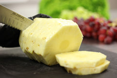 Ananas schälen und schneiden in der Küche von Fruity Flowers
