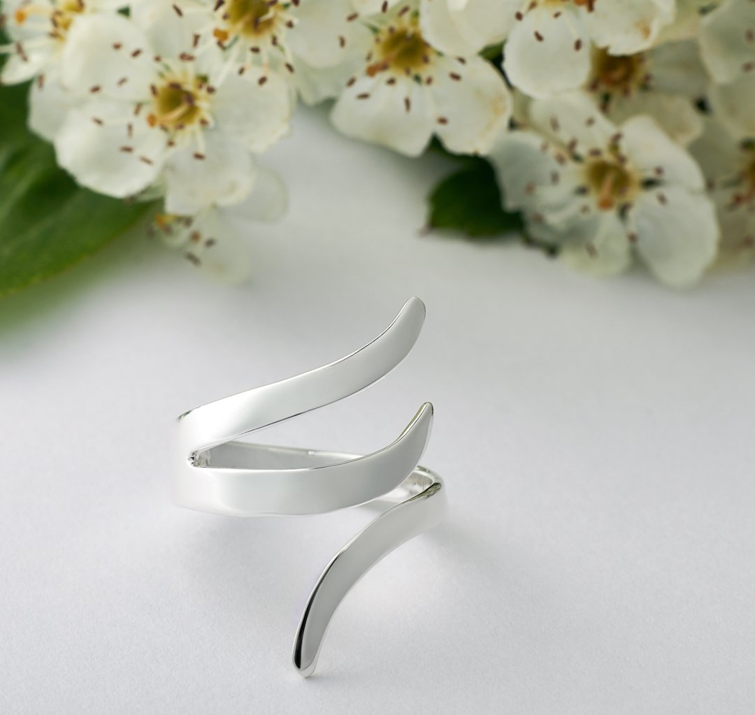 Flame ring with white flowers