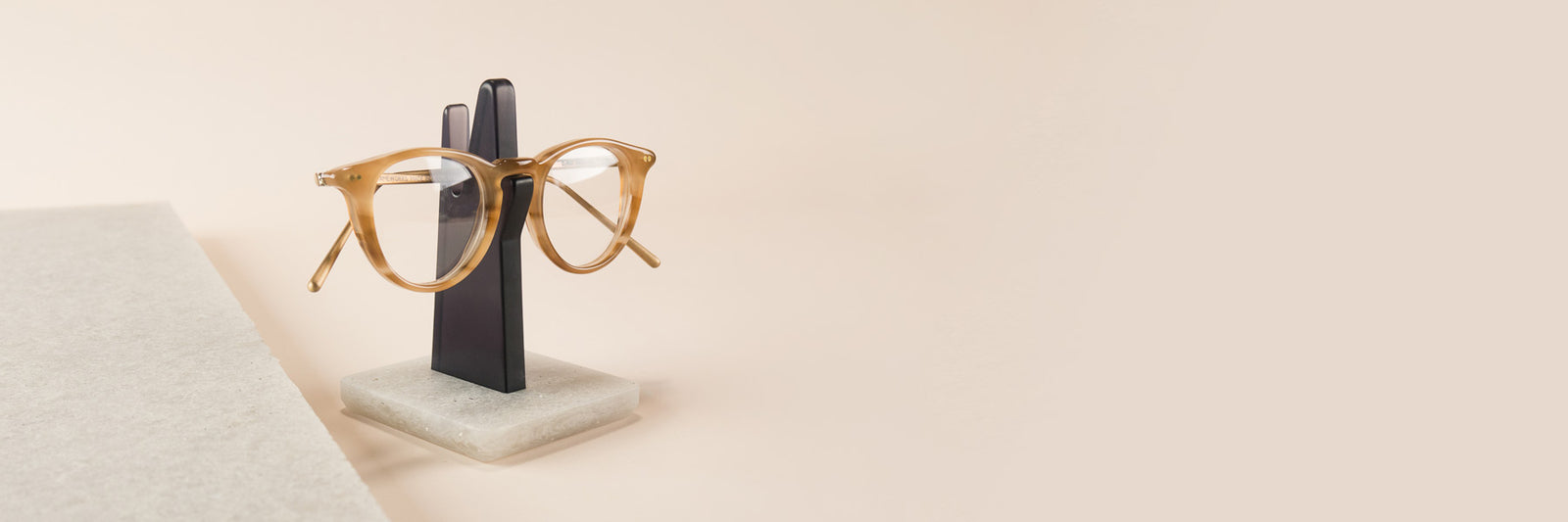 A Minimal Eyeglass Holder Banton Frameworks