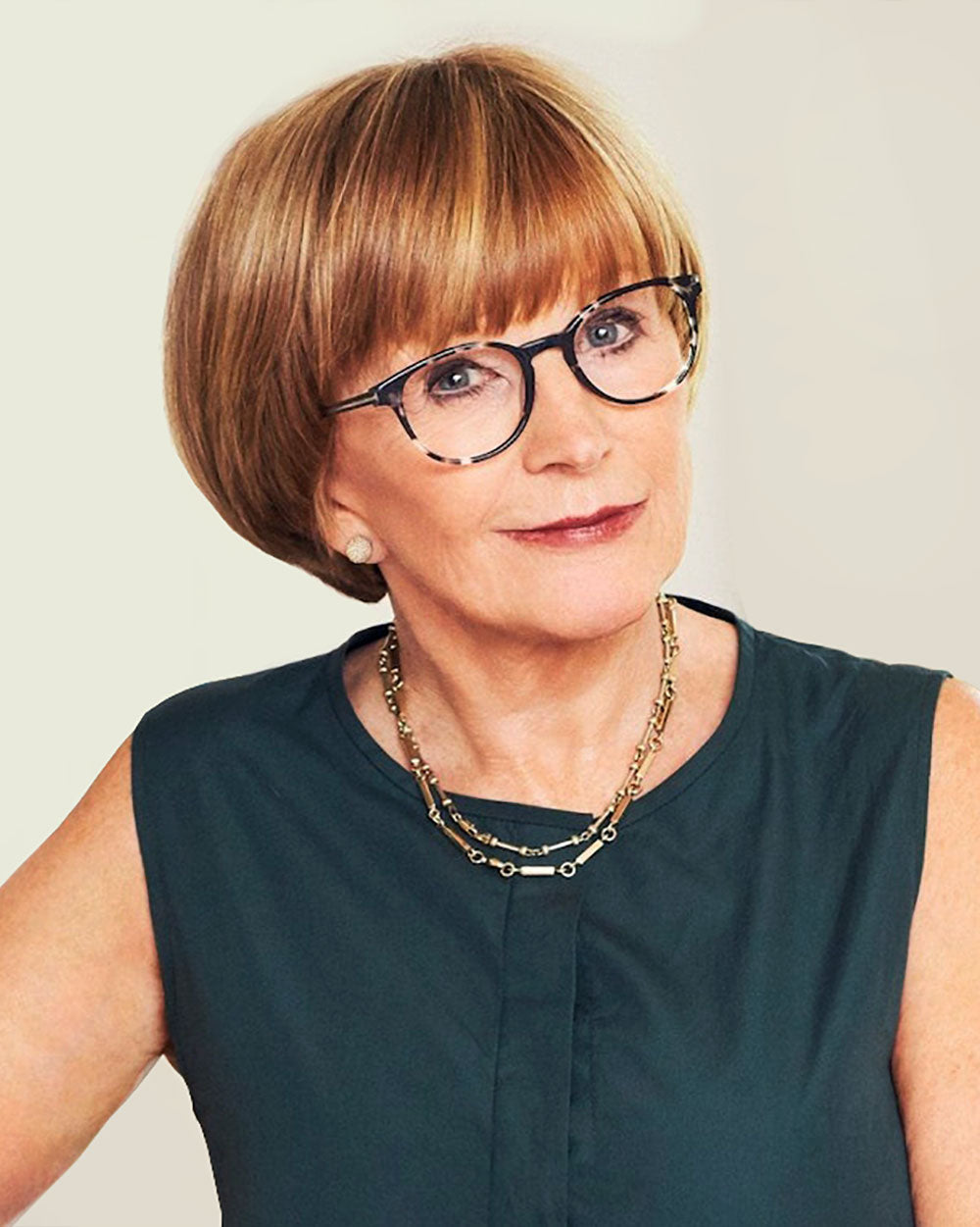Anne Robinson wearing round shaped tortoise glasses frame