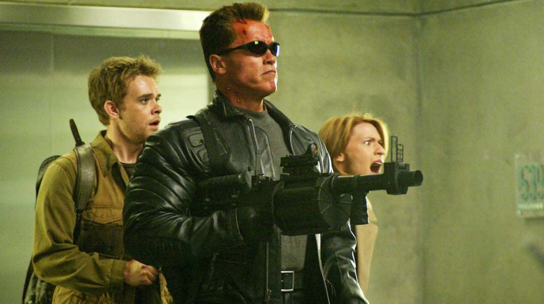 Arnold Schwarzenegger firing large gun in Terminator 3 movie