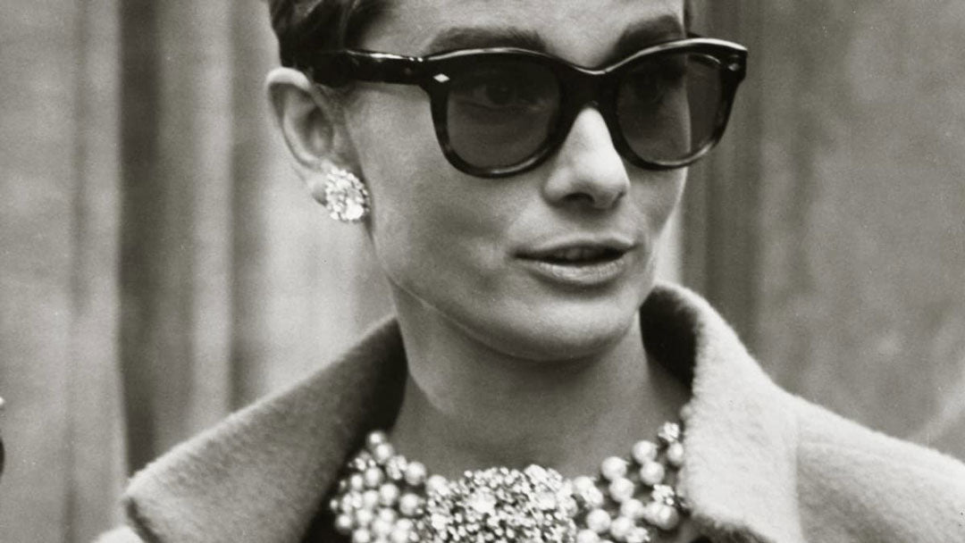 Image of Audrey Hepburn wearing big sunglasses at the airport of Paris