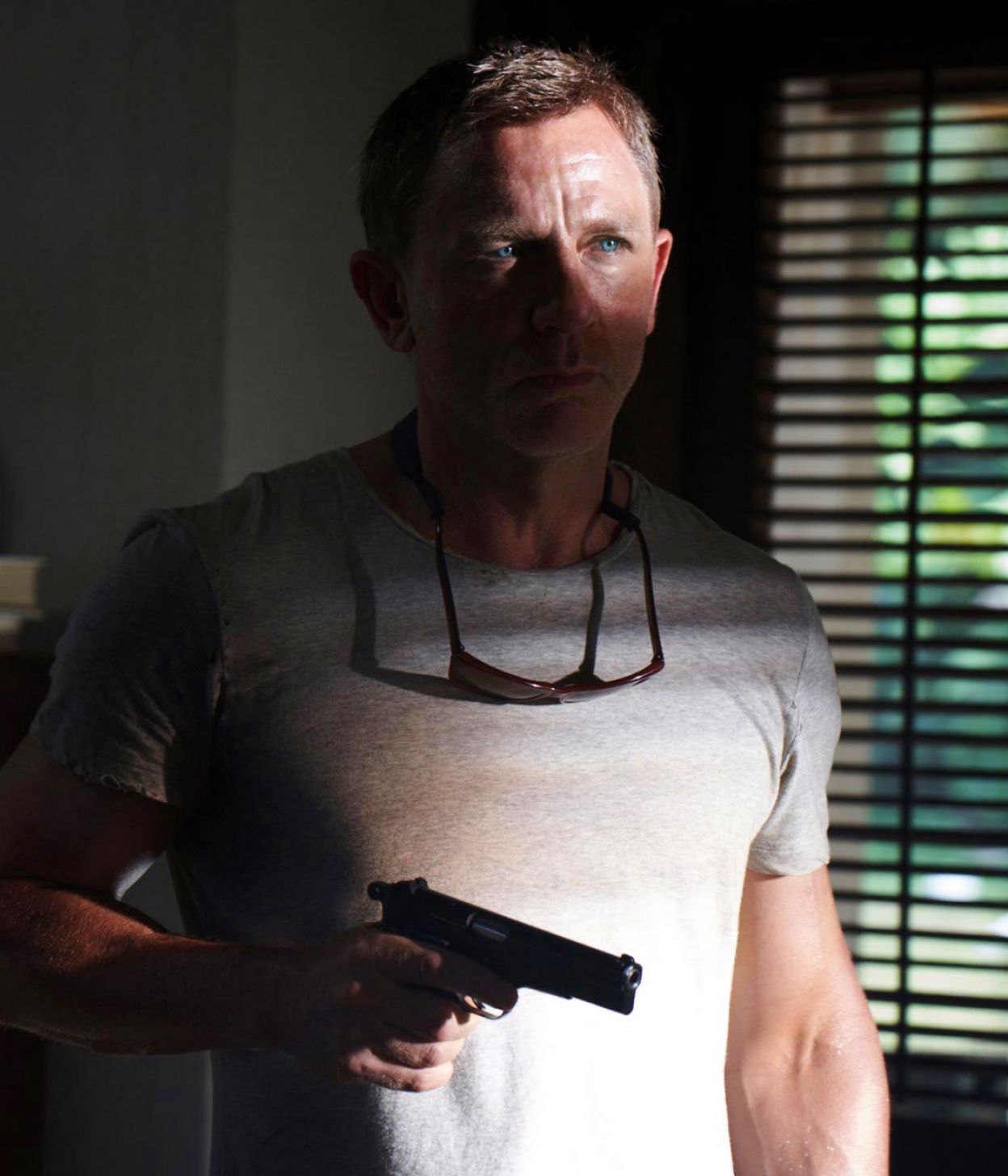 Daniel Craig No Time to Die in Jamaica sunglasses