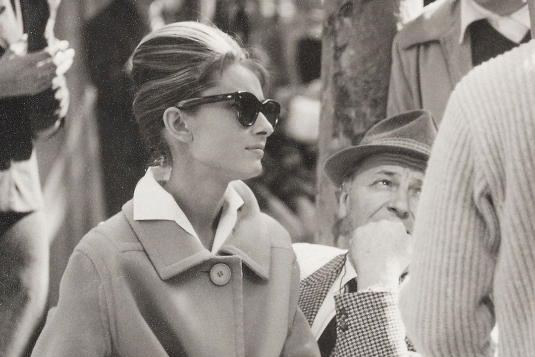 Image of Audrey Hepburn wearing big sunglasses at the airport of Paris