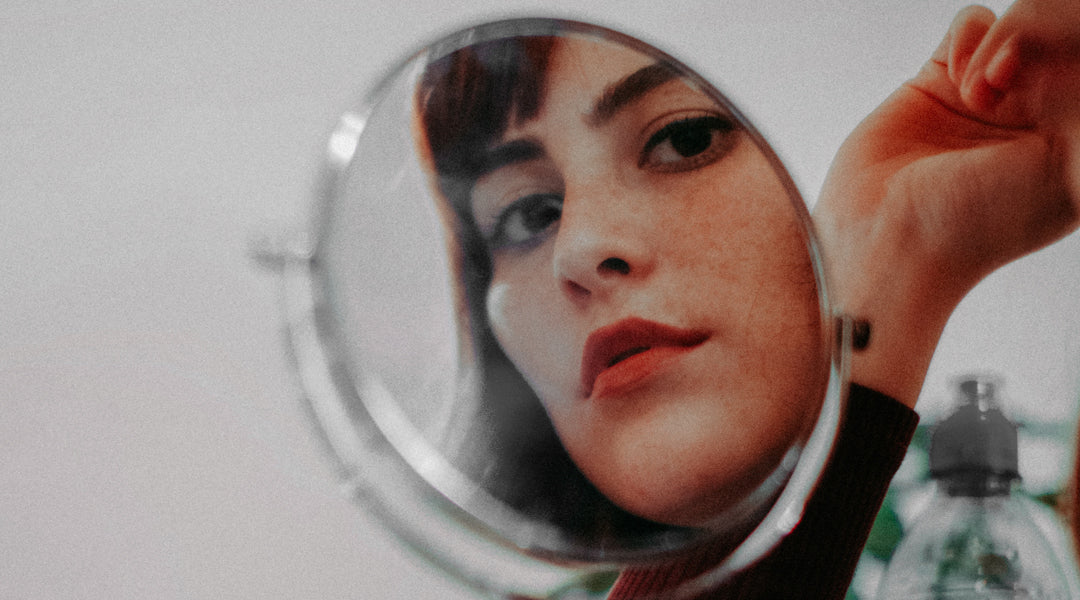 Using a mirror to trace your face shape