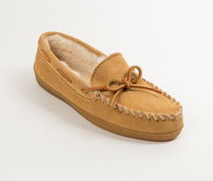 minnetonka men's sheepskin hardsole moccasin