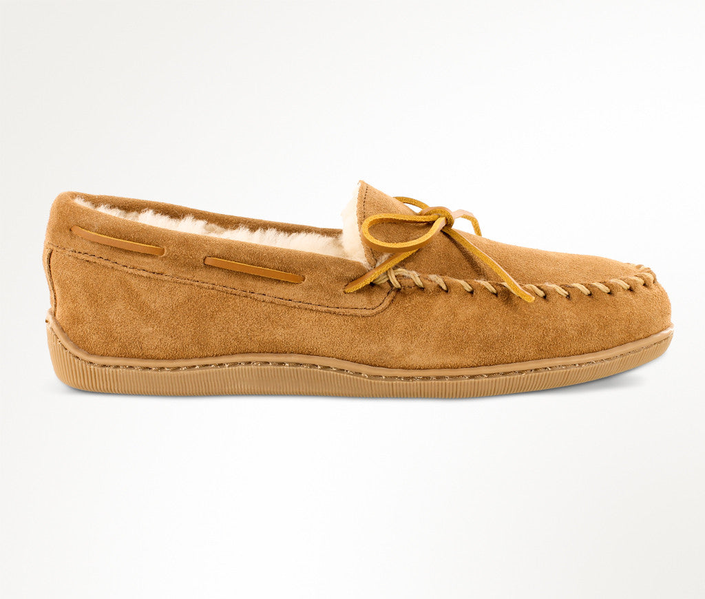 minnetonka men's sheepskin hardsole moccasin