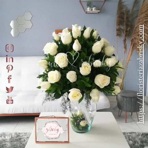 Elegantes y delicadas #rosasblancas #floristeriazabrisky 