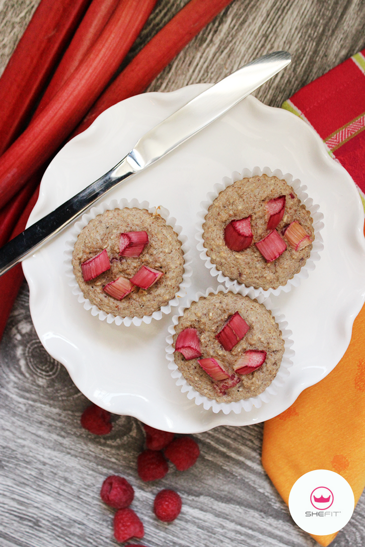 Pre-Workout Snack: Clean Eating Recipe | Try these Great Kid-Friendly Sugar-Free Berry Rhubarb Muffins as your next go-to snack. They are the perfect choice for a quick breakfast or snack as they are low in calories and sugar-free! These muffins are moist & full of flavor, even without all that sugar. Did you also know that rhubarb is great for weight loss? Learn 10 things about why rhubarb is amazing for your health. | Easy Gluten Free Raspberry Rhubarb Oatmeal Muffin With Cinnamon Recipes