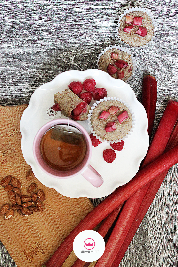 Pre-Workout Snack: Clean Eating Recipe | Try these Great Kid-Friendly Sugar-Free Berry Rhubarb Muffins as your next go-to snack. They are the perfect choice for a quick breakfast or snack as they are low in calories and sugar-free! These muffins are moist & full of flavor, even without all that sugar. Did you also know that rhubarb is great for weight loss? Learn 10 things about why rhubarb is amazing for your health. | Easy Gluten Free Raspberry Rhubarb Oatmeal Muffin With Cinnamon Recipes