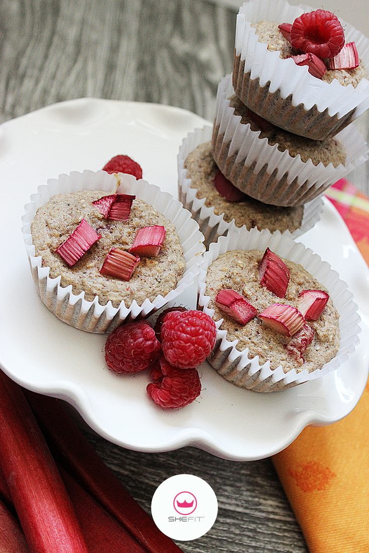 Pre-Workout Snack: Clean Eating Recipe | Try these Great Kid-Friendly Sugar-Free Berry Rhubarb Muffins as your next go-to snack. They are the perfect choice for a quick breakfast or snack as they are low in calories and sugar-free! These muffins are moist & full of flavor, even without all that sugar. Did you also know that rhubarb is great for weight loss? Learn 10 things about why rhubarb is amazing for your health. | Easy Gluten Free Raspberry Rhubarb Oatmeal Muffin With Cinnamon Recipes