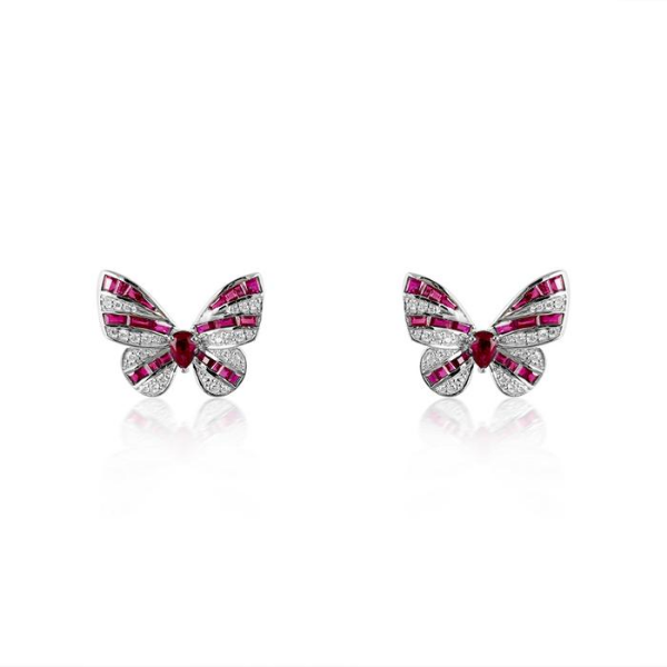 Mariposas en aretes de oro blanco de 18 quilates con rubíes y diamantes.