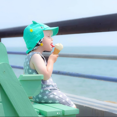 Little Hotdog Watson feature their turquoise kids sun hat in latest blog