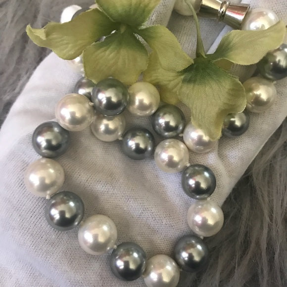 Mother of pearl round cream and grey necklace