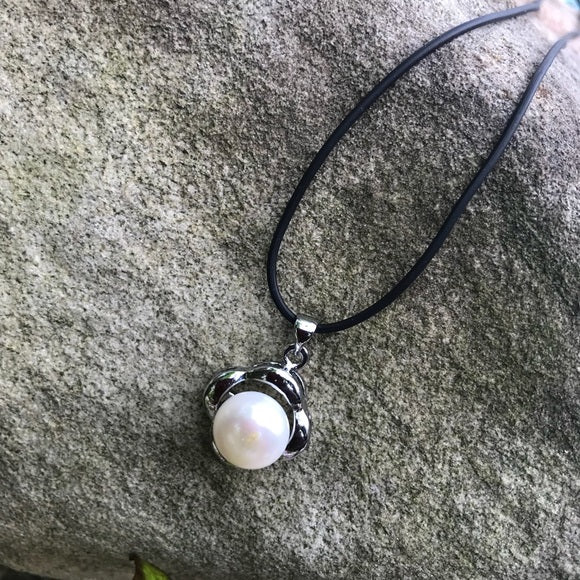 Freshwater pearls silver leather cord necklace