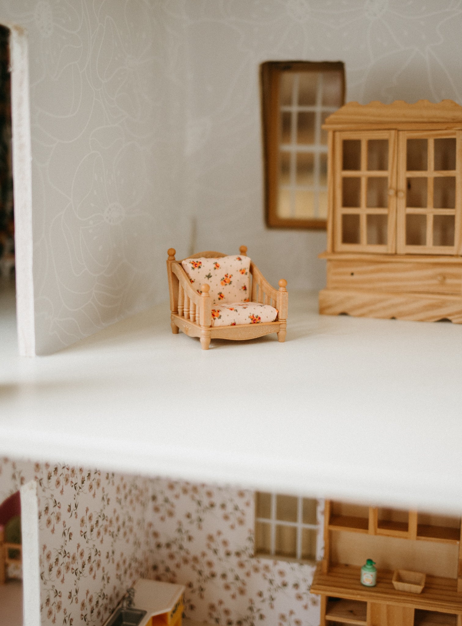 More Minis Dollhouses: Dollhouse Wallpapering Guide