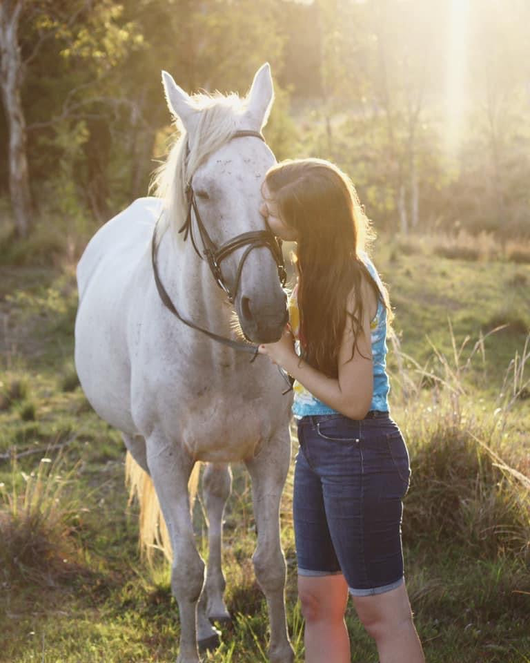 Votre cheval a-t-il des sabots friables et cassants ? Les pieds nus et les scoots pourraient être votre solution !