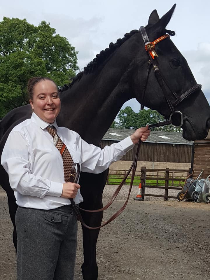 Is Your Horse Struggling with Cracks in Their Hooves? Barefoot may be the Answer!