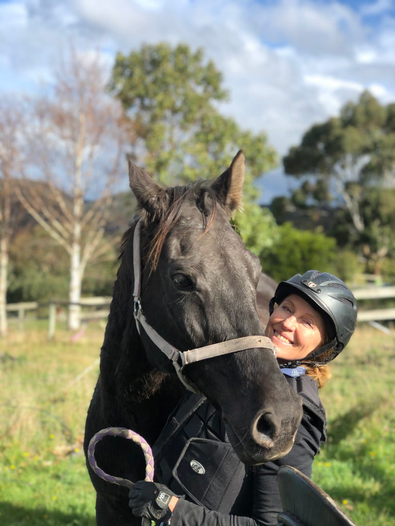 Annette Kaitinis posant avec son cheval noir Matty en Tasmanie
