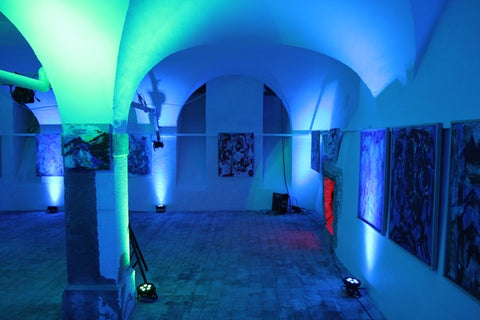 Blaue Beleuchtung in Austellung in Kellergewölbe