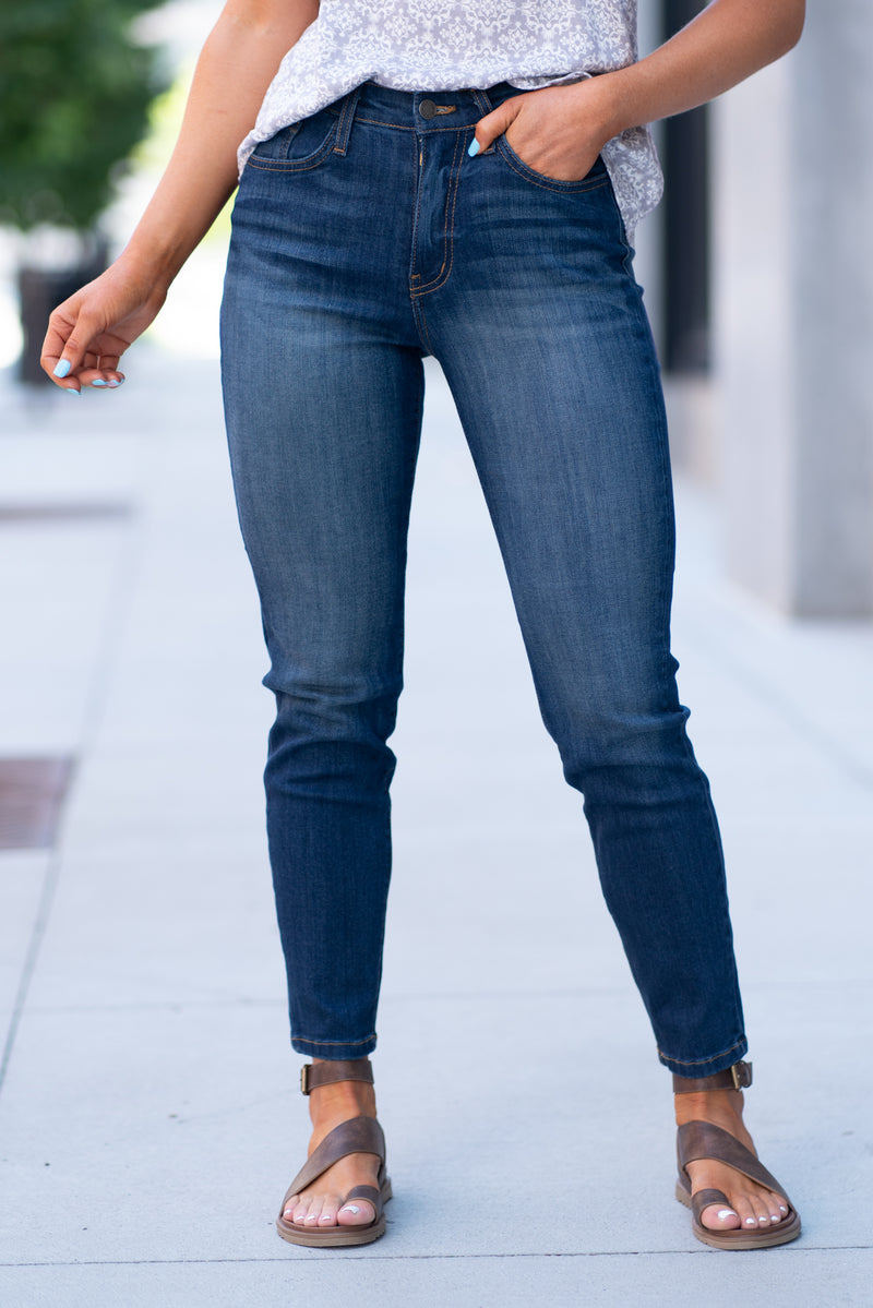 What to wear with dark blue jeans women's - Buy and Slay